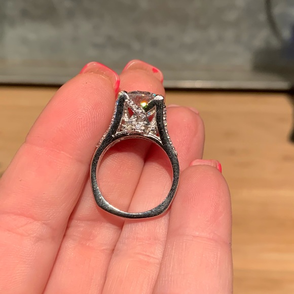 Natural white 5.5 cttw Moissanite stunning design ring!! - Picture 6 of 8